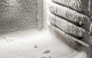 Снег и лед на задней стенке холодильника — почему он намерзает и что с этим делать?