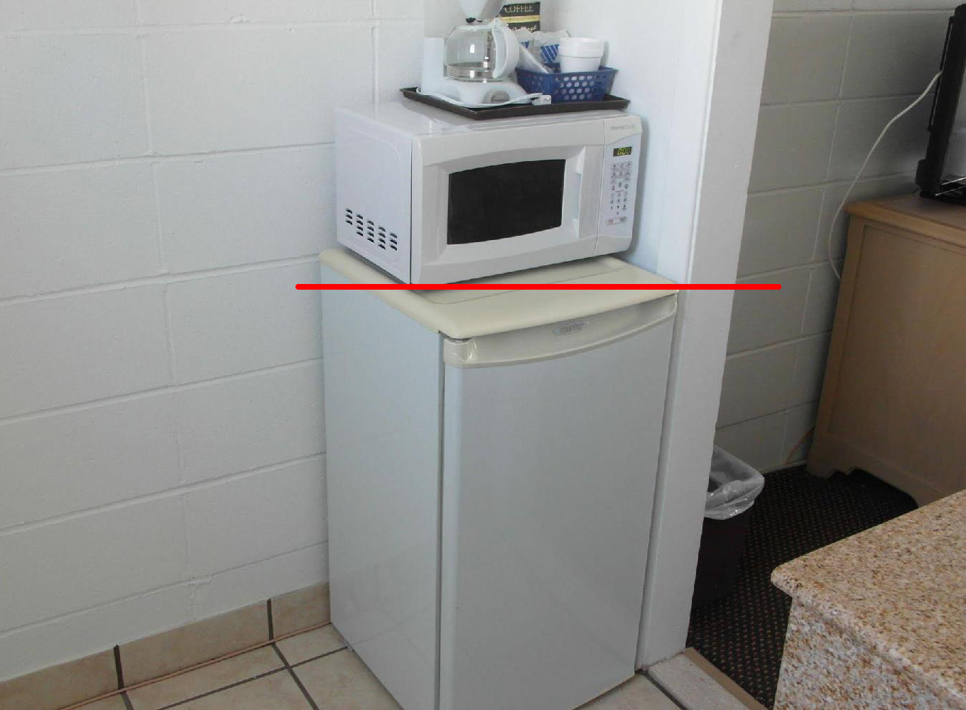Можно ли ставить микроволновку на холодильник или морозильную камеру: правила и рекомендации