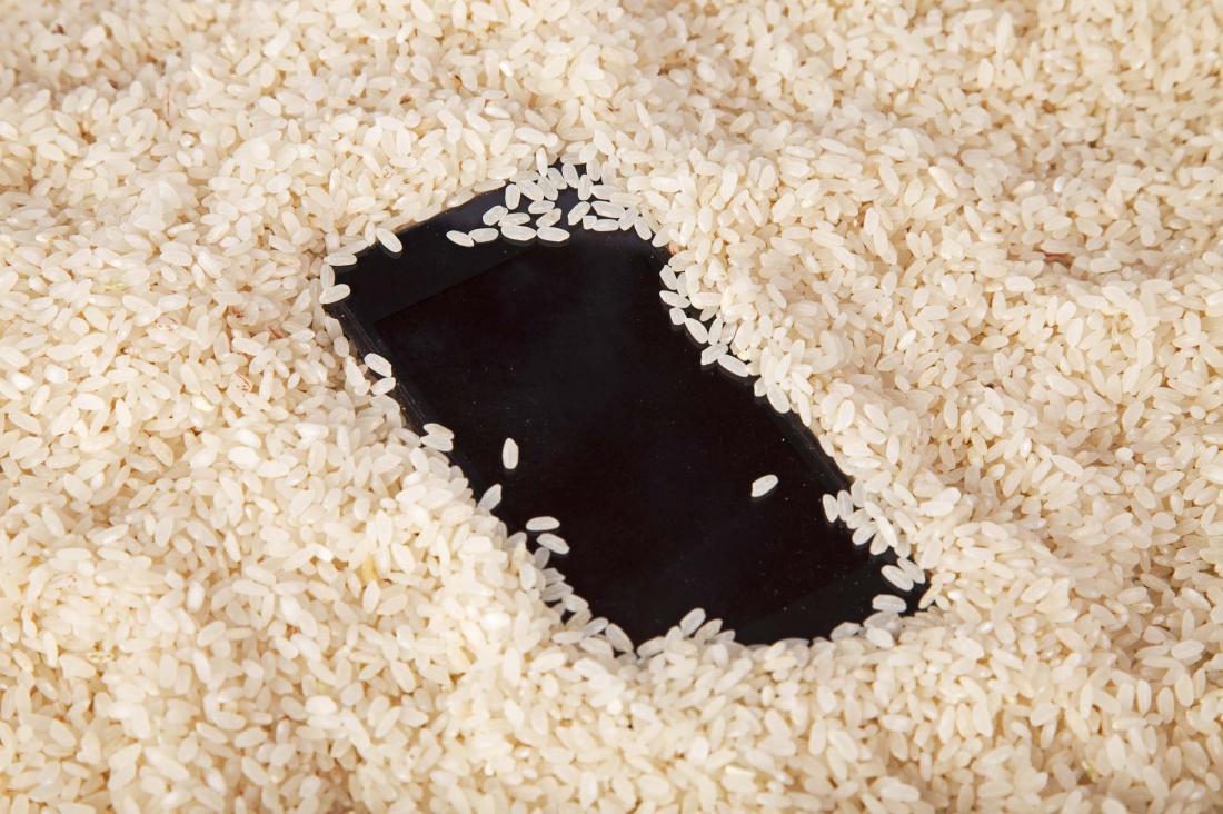 Нужно ли класть смартфон в рис