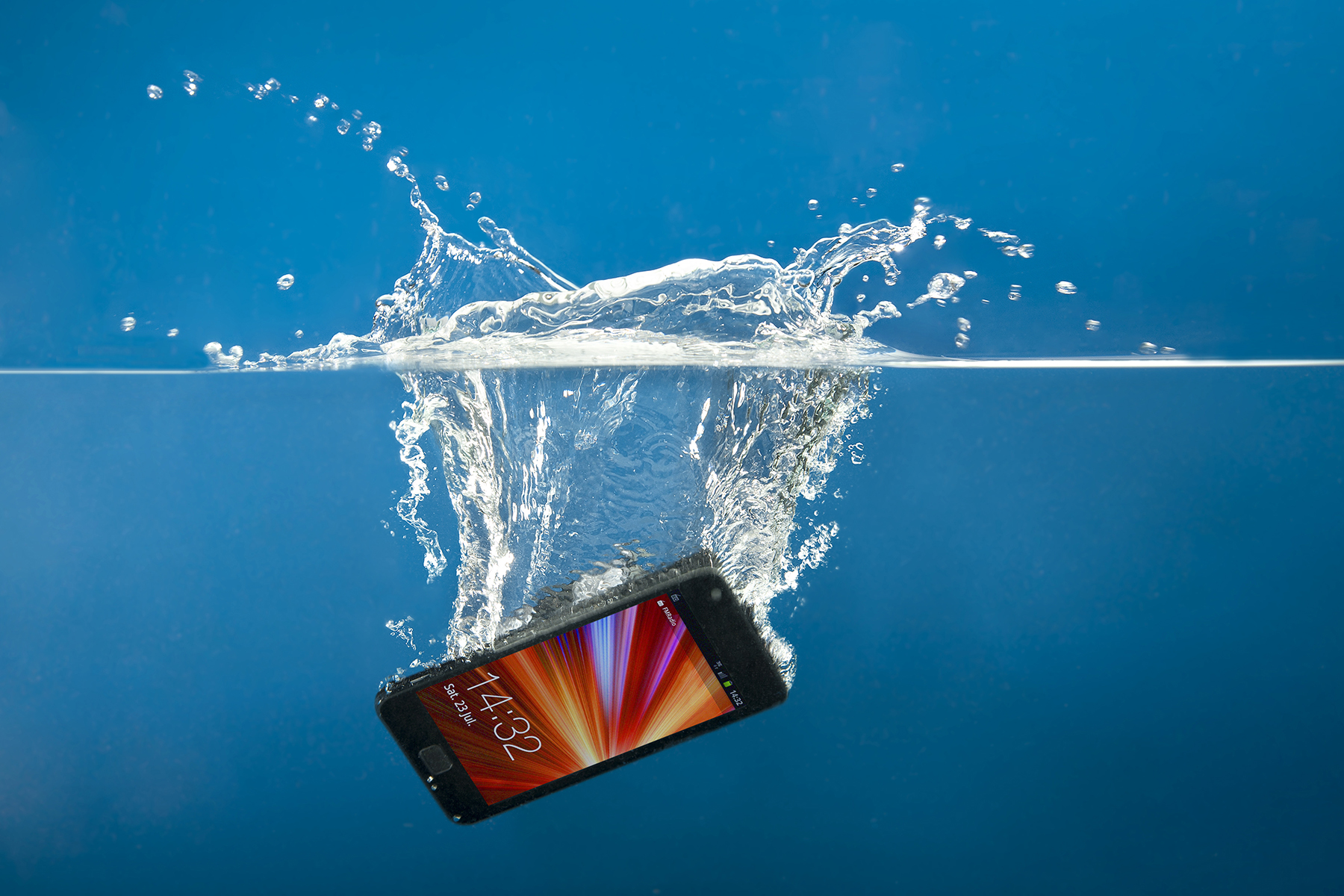 Лучшие способы, чтобы спасти телефон после падения в воду